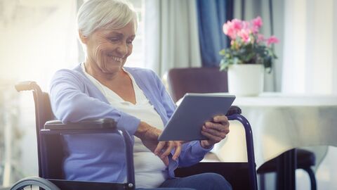Seniorin mit Tablet