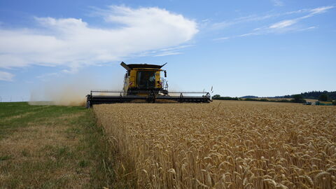 Traktor bei Ernte